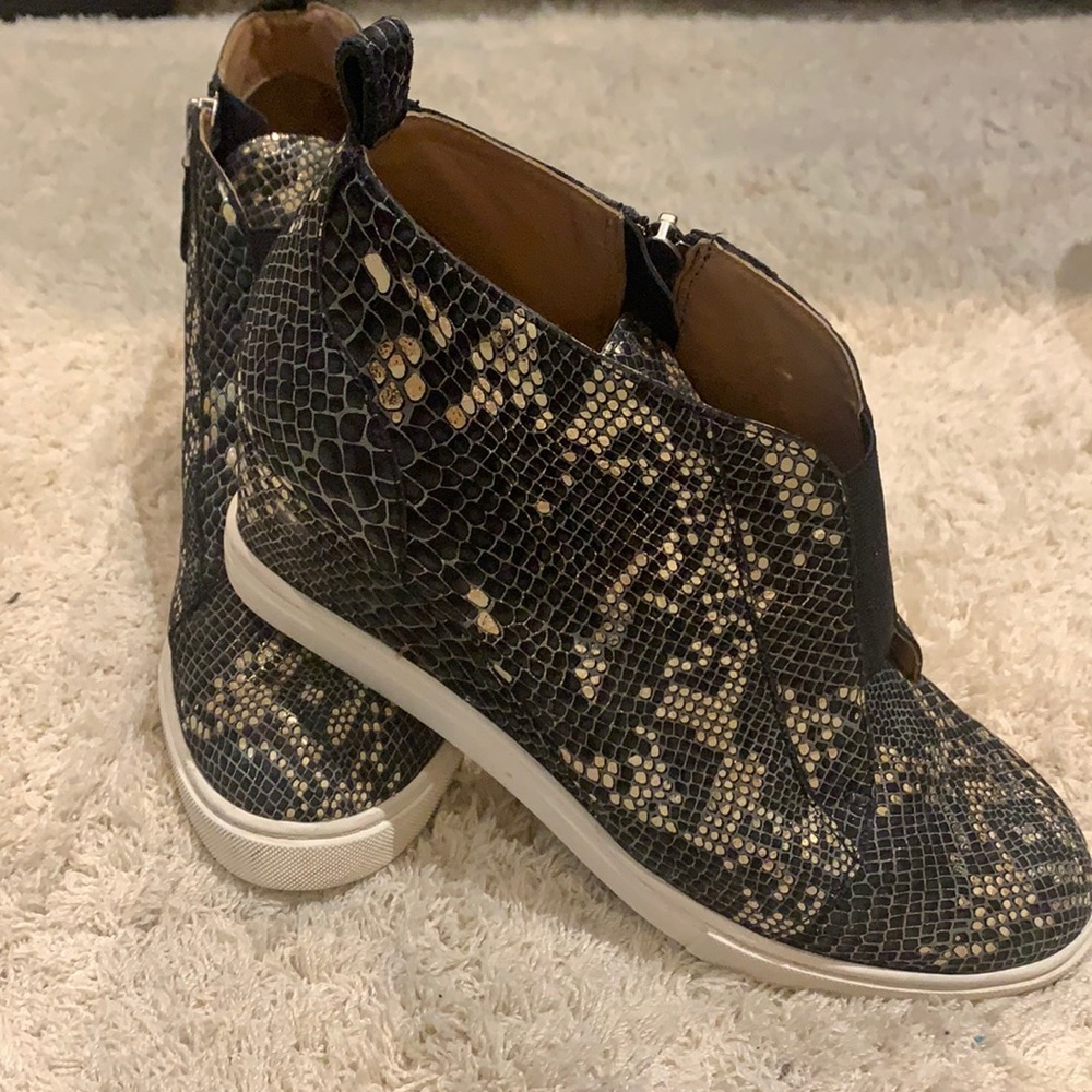 Black and gold Paola wedge sneaker